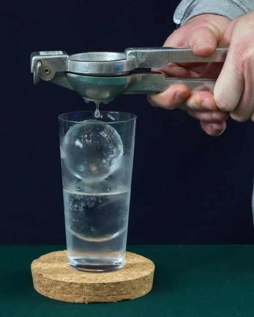 Cocktail cu sfere de gheață